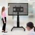 Produkt Bild Elektrisch höhenverstellbarer TV Rollwagen, mobiler Monitorständer, 70 cm Hub, inkl. Kollisionsschutz SCETAV3535BK